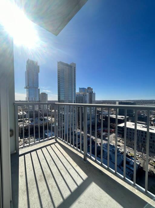 Indulge In Luxury Living 2 Bedroom Gem In The Heart Of Austin With Pool, Gym, And Breathtaking Views Bagian luar foto