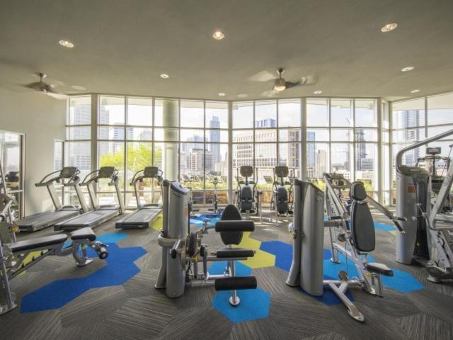 Indulge In Luxury Living 2 Bedroom Gem In The Heart Of Austin With Pool, Gym, And Breathtaking Views Bagian luar foto