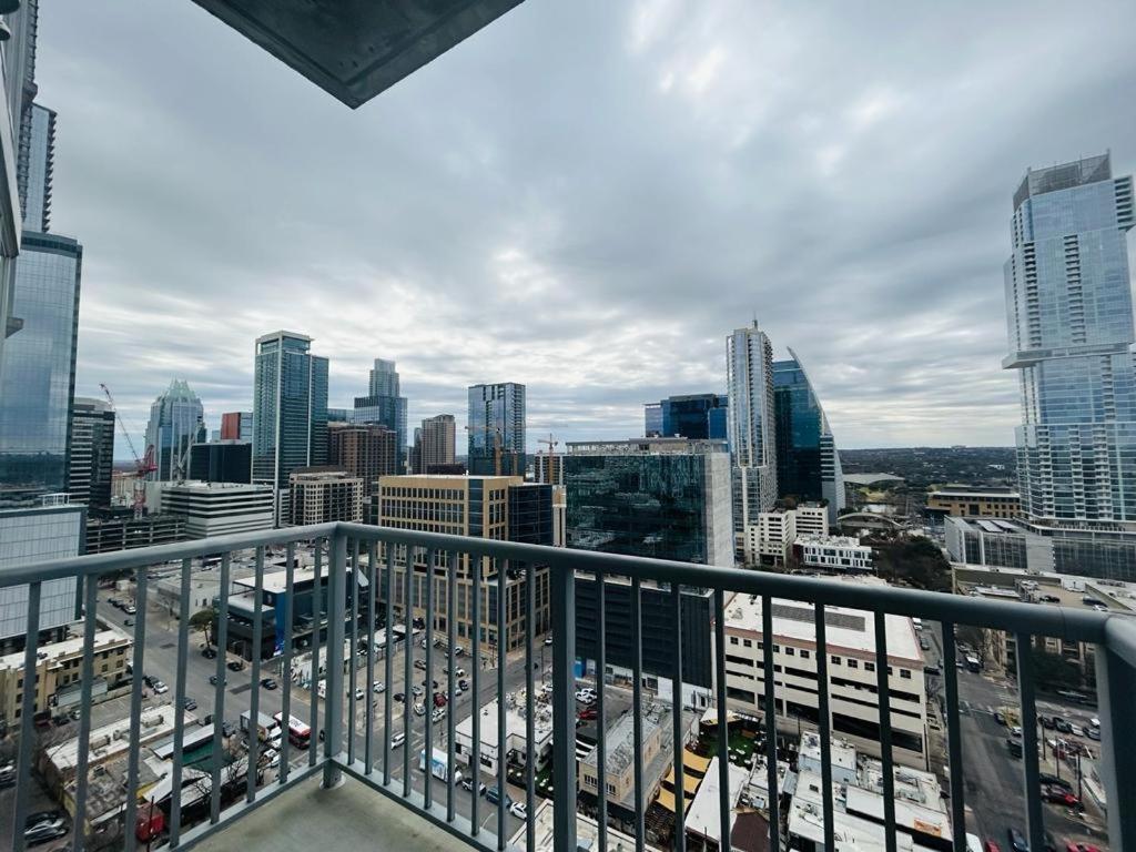 Indulge In Luxury Living 2 Bedroom Gem In The Heart Of Austin With Pool, Gym, And Breathtaking Views Bagian luar foto